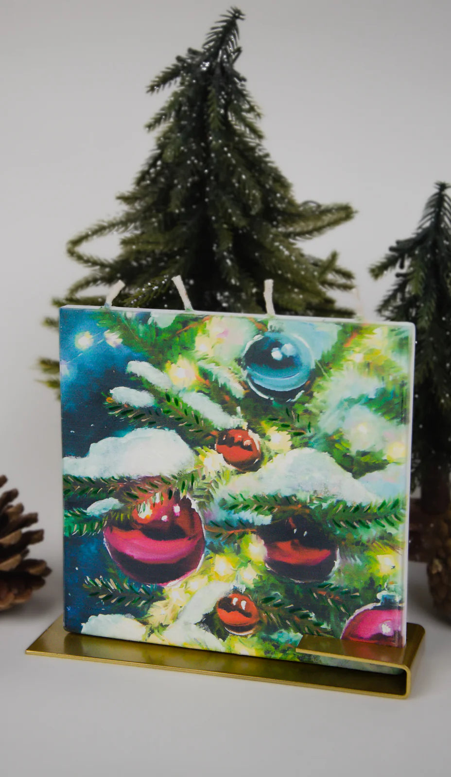 Schneebedeckter Weihnachtsbaum mit Schmuck