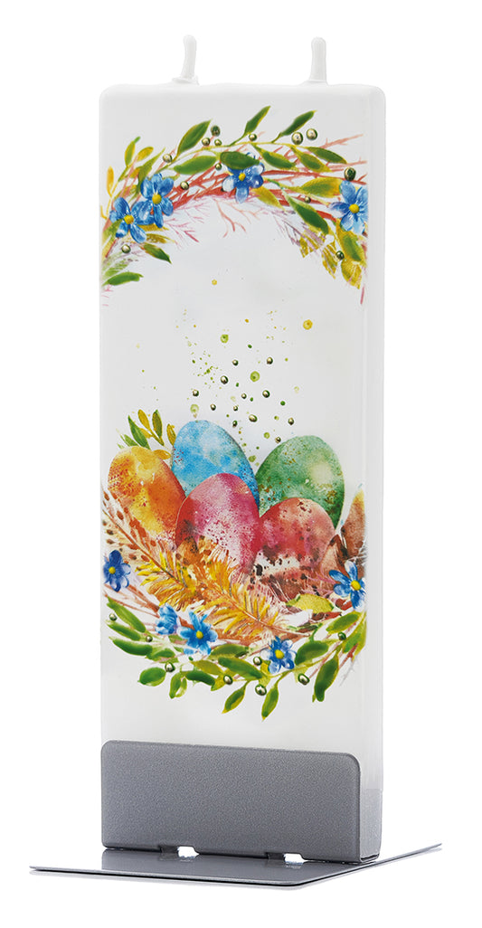 Uova di Pasqua nel cesto floreale