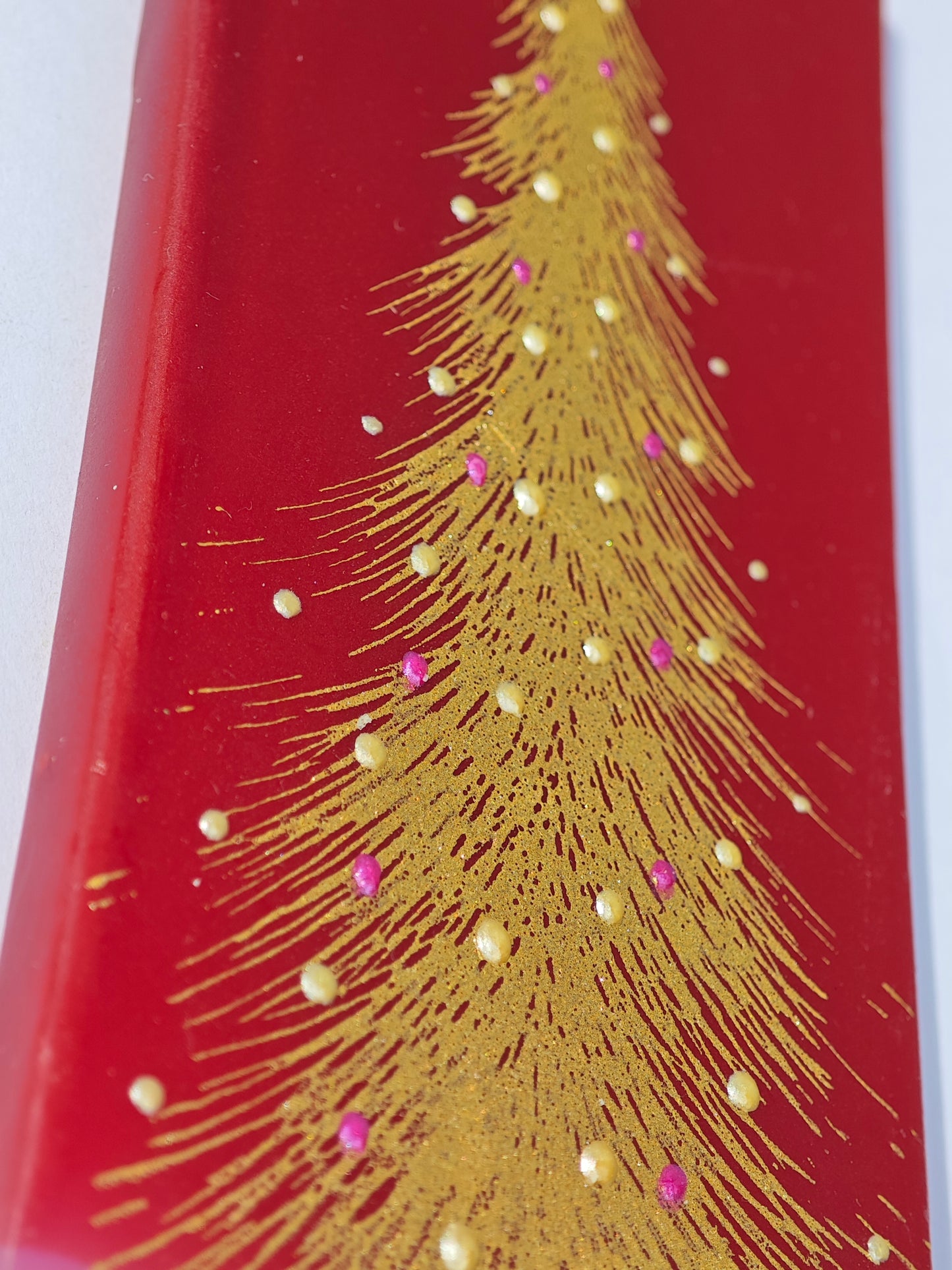 Candela decorativa FLATYZ Albero di Natale dorato sullo sfondo rosso