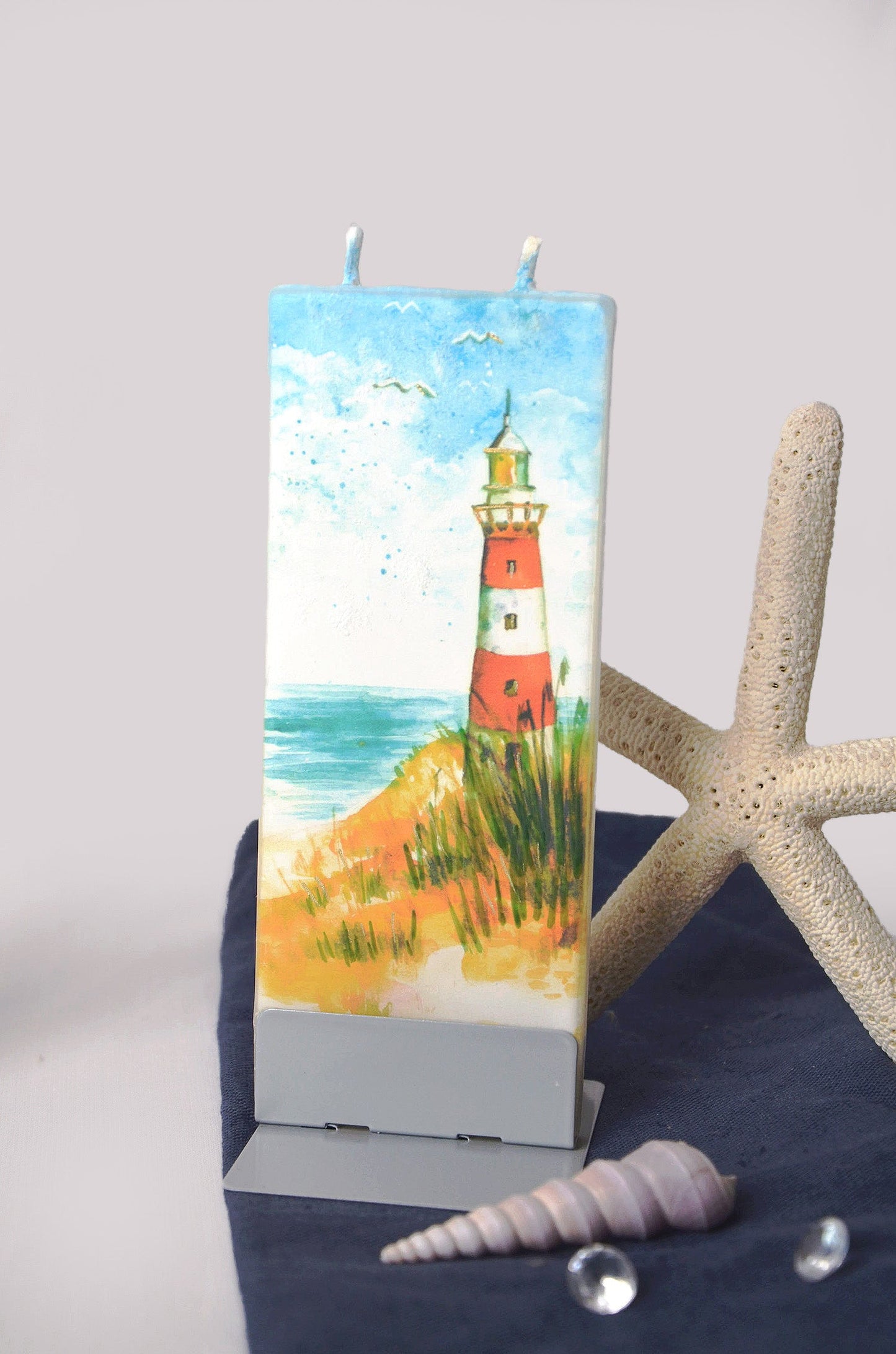 Roter Leuchtturm und Möwen