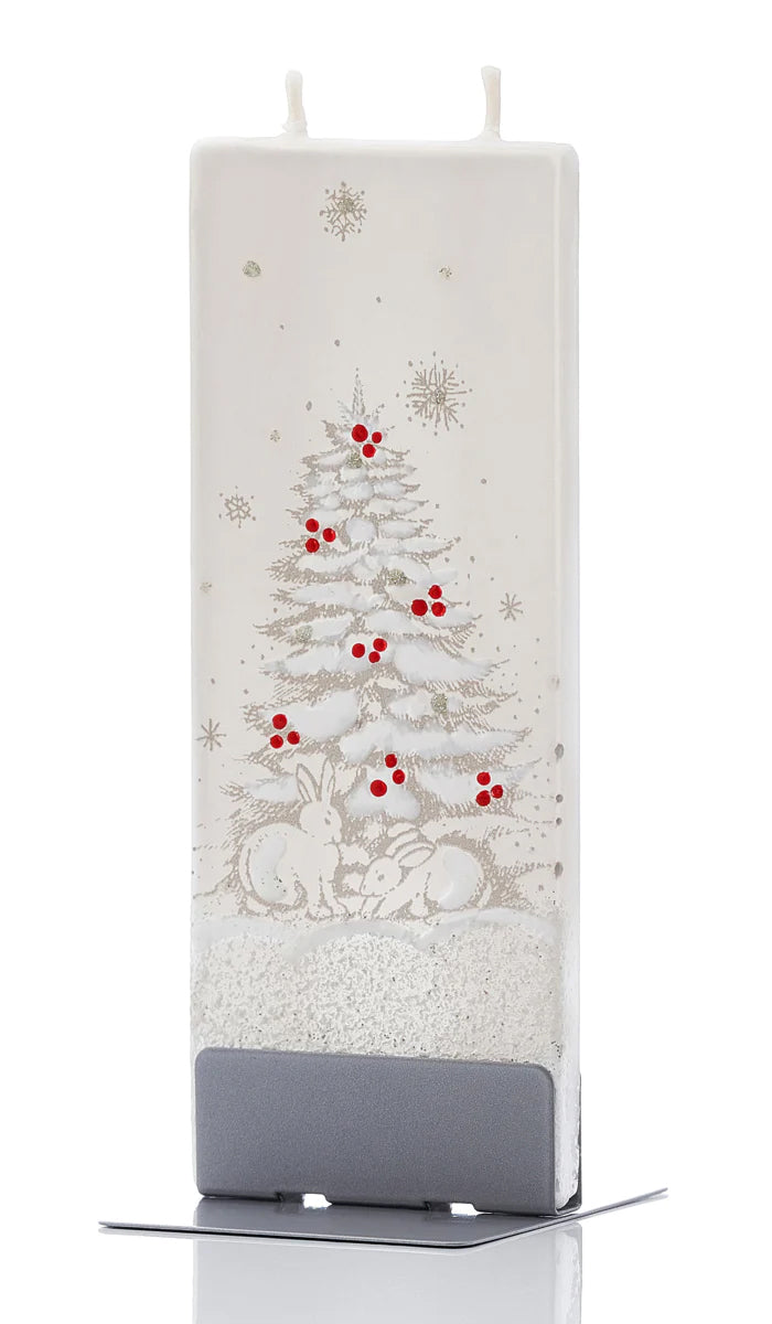 Ein verschneiter Weihnachtsbaum und zwei Kaninchen