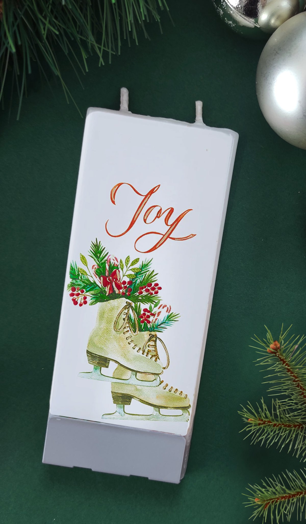 Fröhlicher Weihnachtskranz mit Beeren
