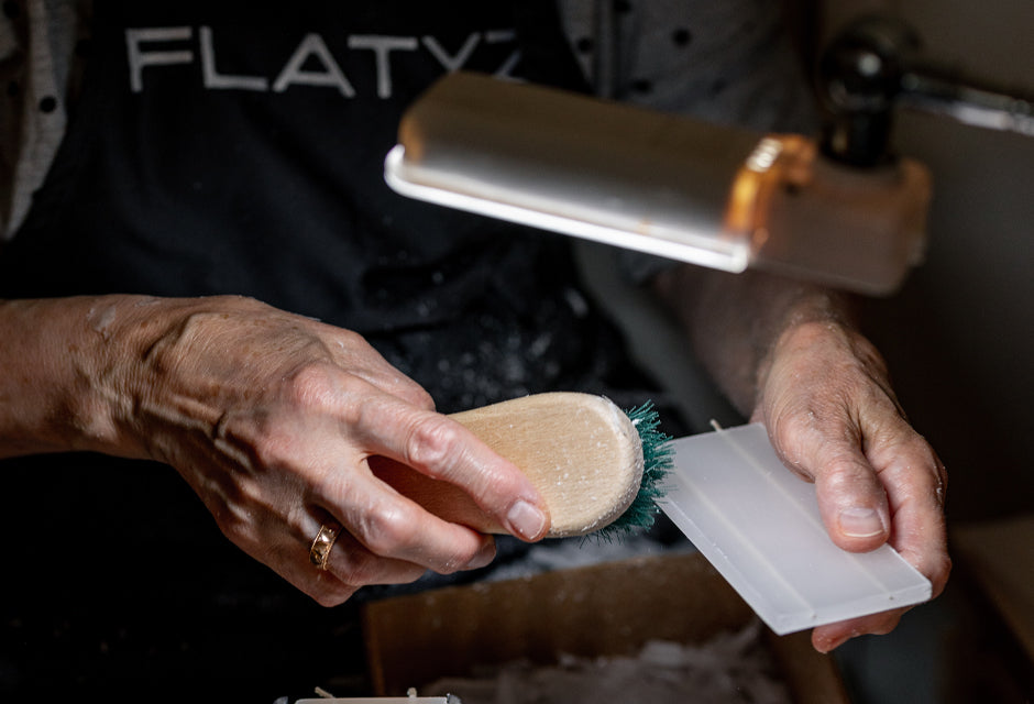 Lavorazione a mano della candela artigianale Flatyz