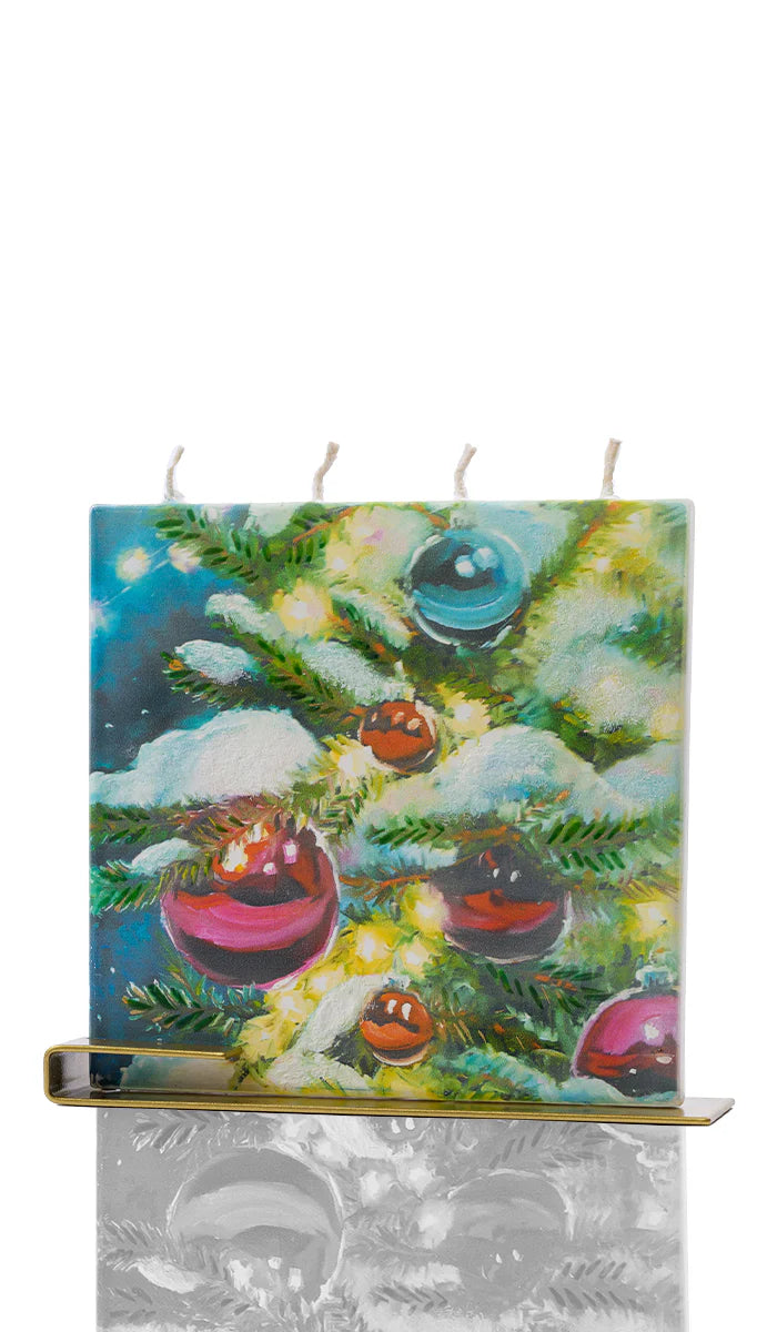 Schneebedeckter Weihnachtsbaum mit Schmuck