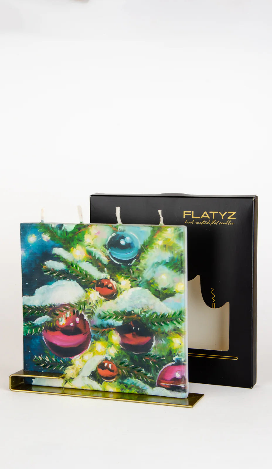 Albero di Natale innevato con decorazioni