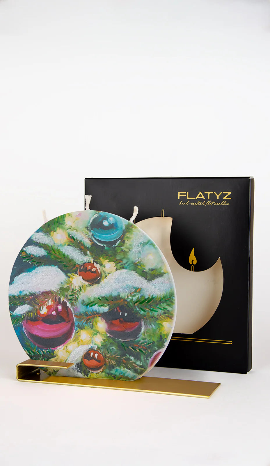 Albero di Natale innevato con decorazioni