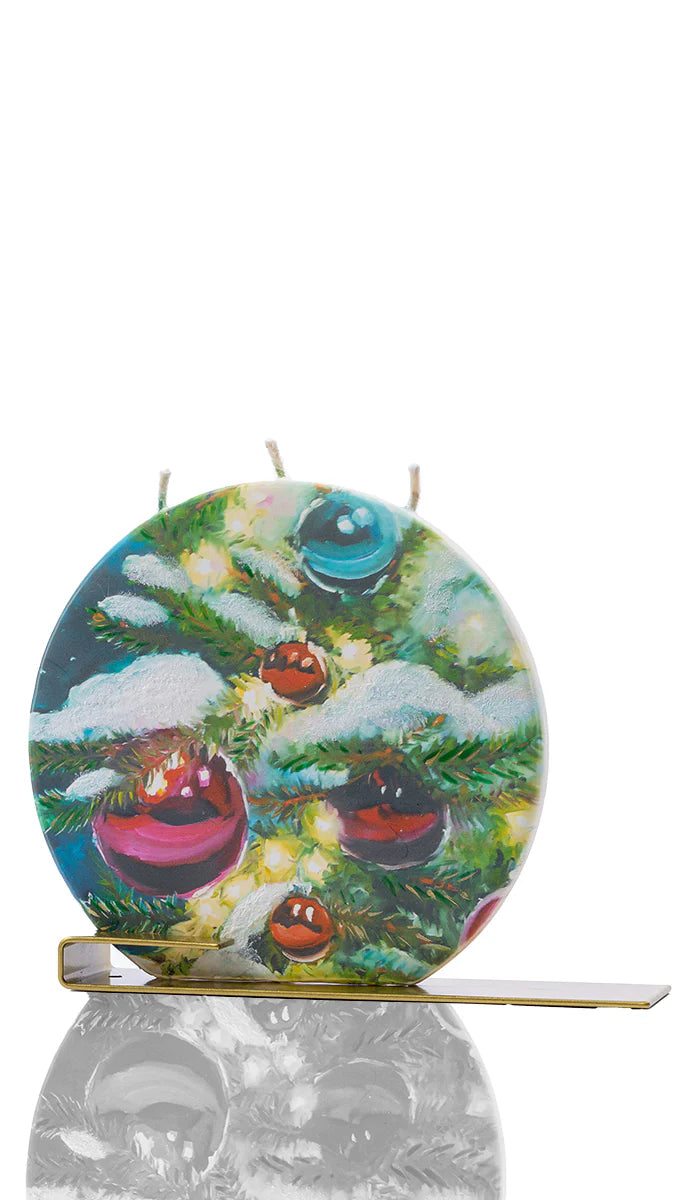 Schneebedeckter Weihnachtsbaum mit Schmuck