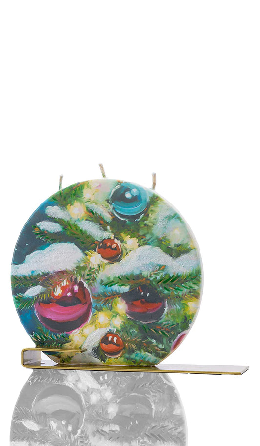 Albero di Natale innevato con decorazioni