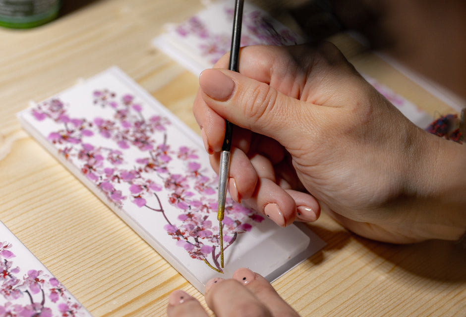 Candela Flatyz SAKURA al momento di decorazione con il pennello