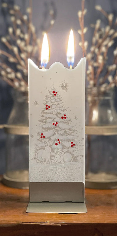 Ein verschneiter Weihnachtsbaum und zwei Kaninchen
