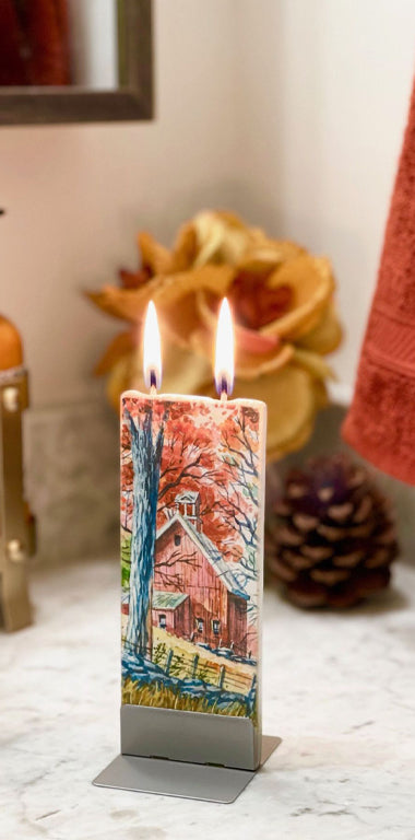 Fienile rosso tra gli alberi autunnali