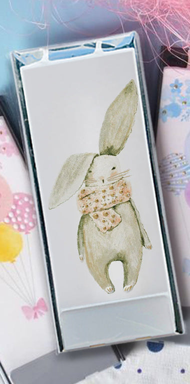 Candela Coniglietto con una sciarpa rosa nella sua confezione originale 