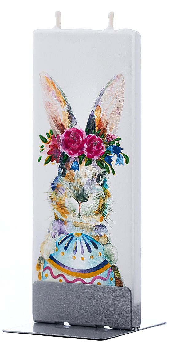 Osterhase mit Ei und Blumen