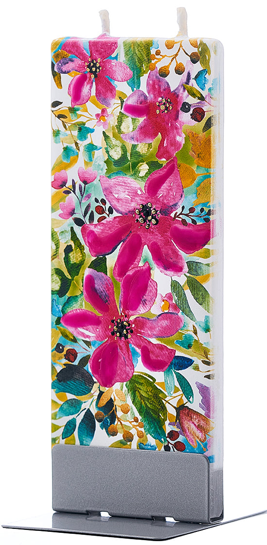 Rosa Blumen, umgeben von viel Grün